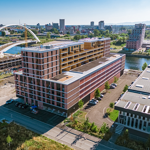 « Citadelle Dock 1 » à Strasbourg regroupe un parking silo et 83 logements situés aux extrémités et en superstructure du parking.